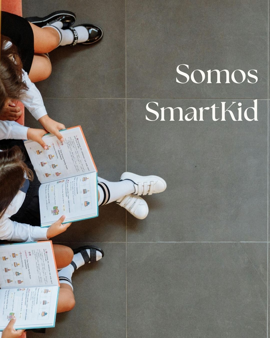 Estudiante aprendiendo con apoyo de tutor en casa